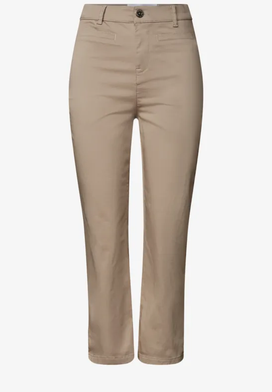 Beige chino met hoge taille, smalle pasvorm en enkellange pijpen.