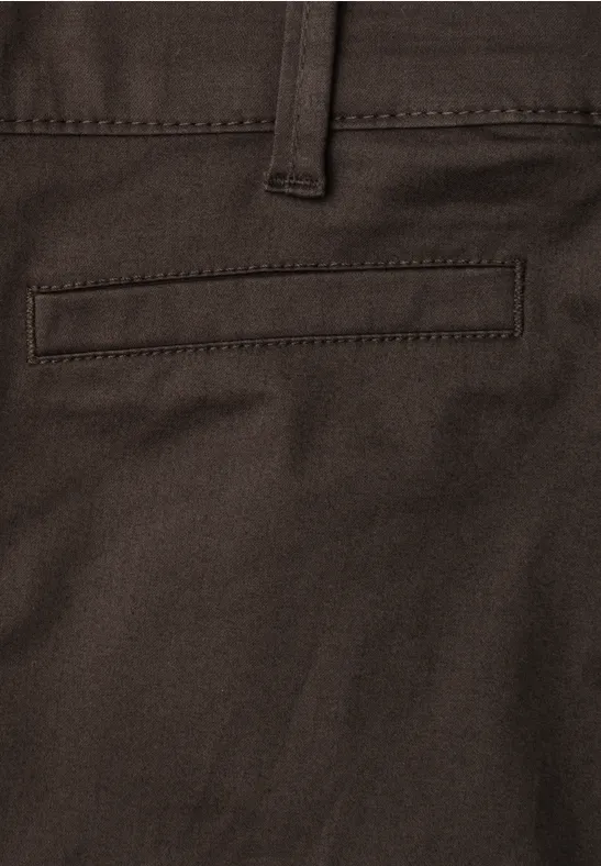 Close-up van een bruine broek met een achterzaksplit.