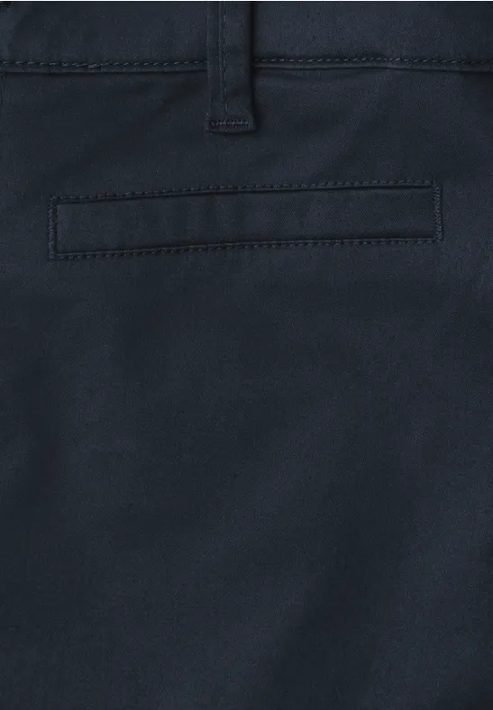 Nahaufnahme einer dunkelblauen Hose mit einer Gesäßtasche.