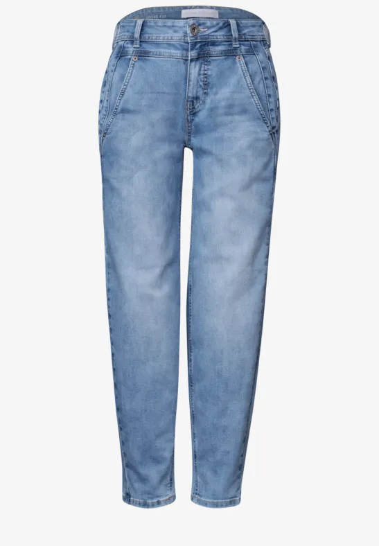 Helle, locker geschnittene Jeans mit hohem Bund, verwaschenem Look und geradem Bein.