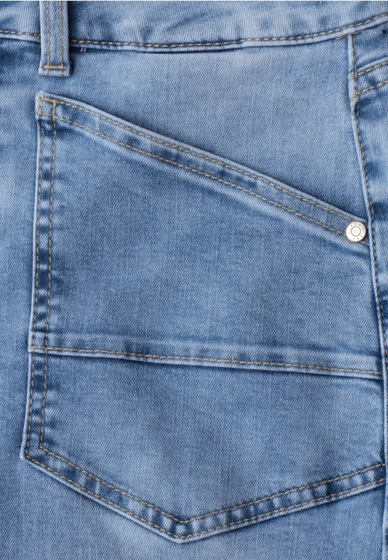 Hellblaue Jeans mit einer schrägen Tasche und sichtbaren Nähten.