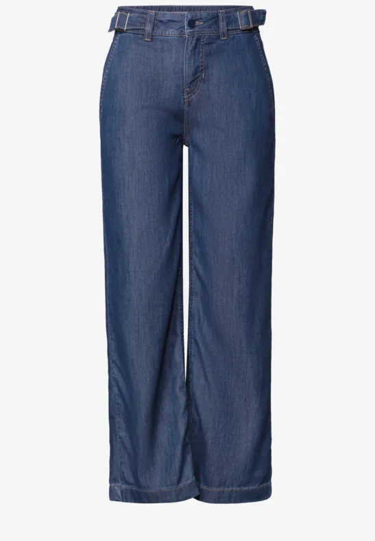 Blauwe high-waist spijkerbroek met wijde pijpen, riemlussen en knoopsluiting.
