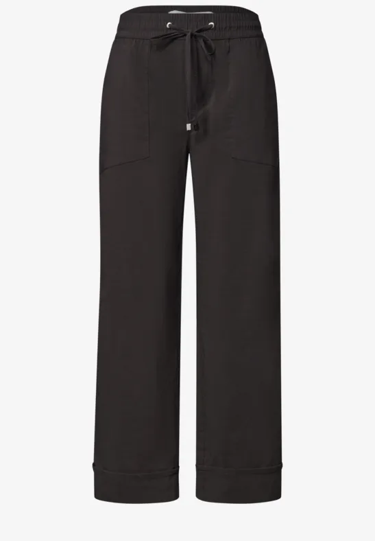 Schwarze, weite Hose mit Tunnelzugbund und aufgesetzten Taschen.