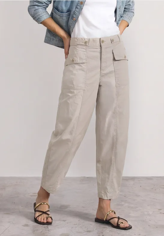 Beige Cargo-Hose mit weitem Bein auf Knöchelhöhe, kombiniert mit flachen Riemchensandalen