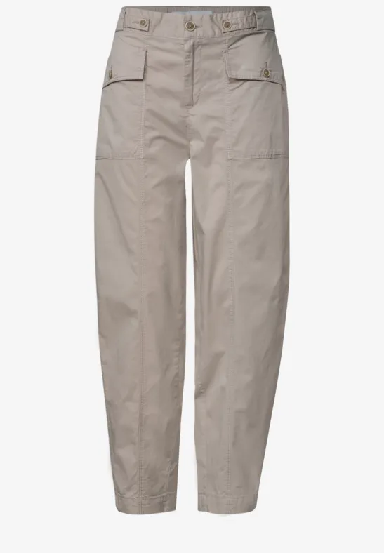 Beige Cargo-Hose mit weitem Schnitt, aufgesetzten Taschen und elastischen Beinabschlüssen.