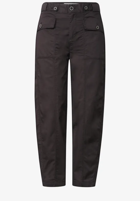 Dunkle, hochtaillierte Cargo-Hose mit aufgesetzten Taschen und geradem, leicht verengtem Bein.