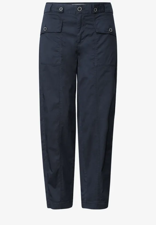Dunkelblaue Cargo-Hose mit geradem Schnitt und Taschen an den Seiten.