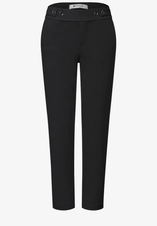 Zwarte, getailleerde damesbroek met hoge taille en decoratieve knoopsluitingen.