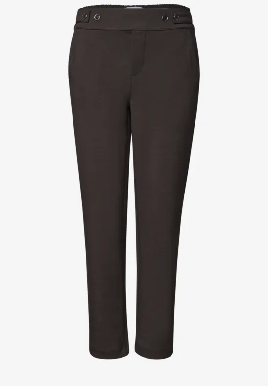 Schlichte schwarze Damenhose mit geradem Bein und dezenter Bundverzierung