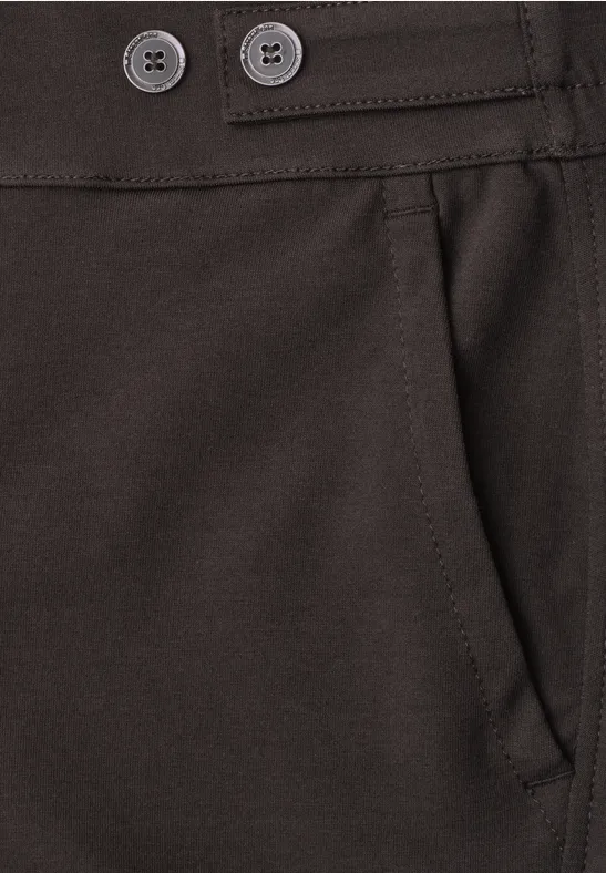 Nahansicht einer dunkelbraunen Hose: Hosentasche und Taillenbund mit zwei Knöpfen.
