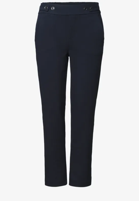 Dunkelblaue, gerade geschnittene Damenhose mit seitlichen Eingrifftaschen und Knopfdetails am Bund.