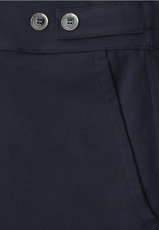 Detailansicht einer dunkelblauen Hose mit Knöpfen, Gürtelschlaufen und seitlicher Tasche.