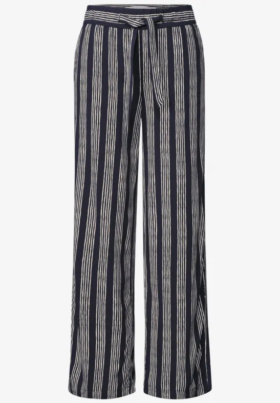 Weit geschnittene Stoffhose mit navy-weißen Streifen, hohem Bund und Taillengürtel.