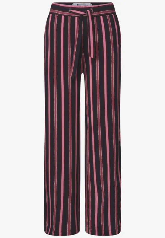 Schwarze Hose mit rosa Längsstreifen, hoher Bund und Gürtel, locker geschnitten.