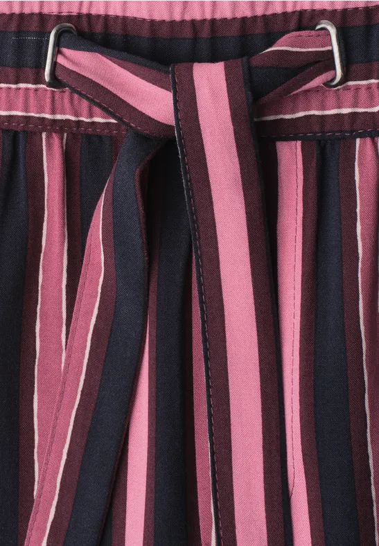 Gestreifter Taillengürtel in Pink und Dunkelblau an einem Kleidungsstück.