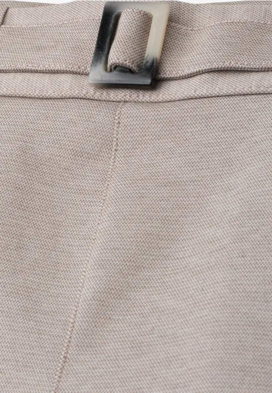 Beige canvasstof, centrale naad en stoffen lus met rechthoekige metalen gesp