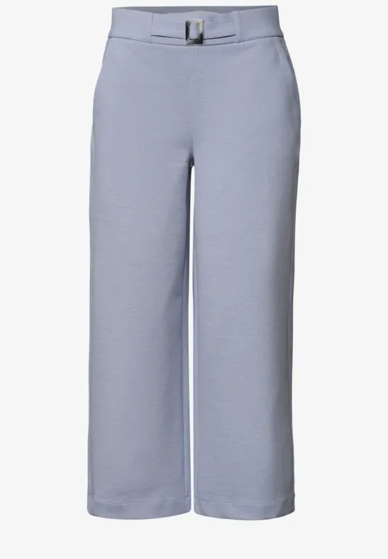 Lichtblauwe enkellange broek met wijd uitlopende pijpen en bijpassende riem.