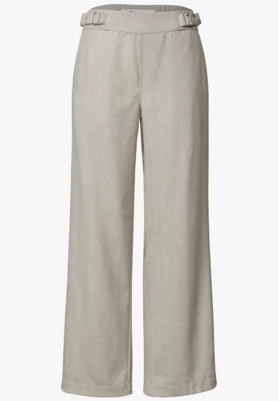 Leichte graue Stoffhose mit weitem, geradem Bein und verstellbaren Taillenriegeln seitlich.