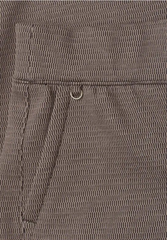 Nahaufnahme einer braunen, strukturierten Stofftasche mit seitlicher Öffnung und kleinem Metallring.
