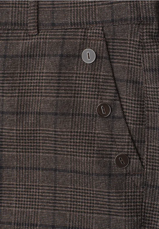Detailaufnahme einer braunen karrierten Hose mit seitlichen Zierknöpfen