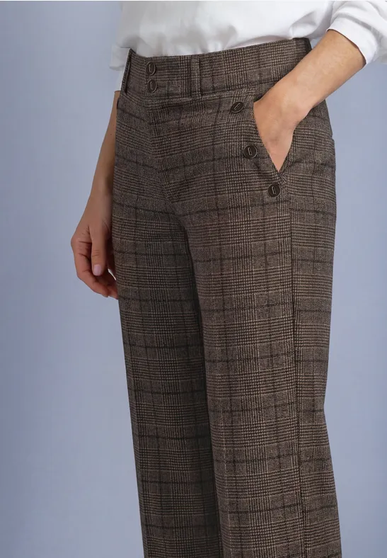 Braune karierte Damenhose mit hohem Bund, Gürtel und seitlichen Eingrifftaschen, Hand in der Tasche.