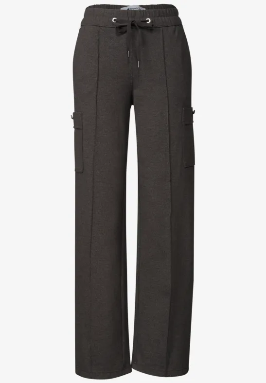 Schwarze, weite Cargo-Hosen mit elastischem Bund, Kordelzug und seitlichen Beintaschen.