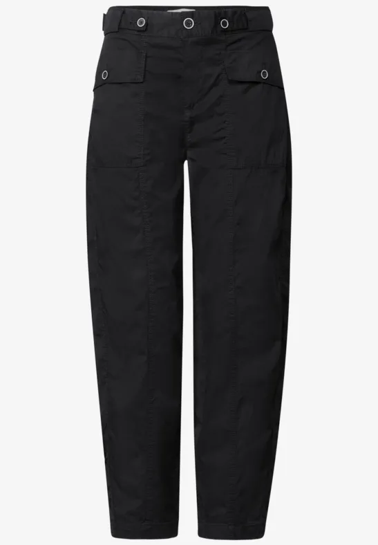 Schwarze, gerade geschnittene Cargo-Hose mit mehreren Taschen und Gürtelschlaufen.