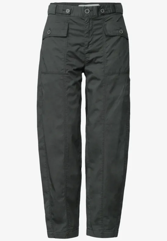 Dunkle Cargo-Hose mit mehreren Taschen und verstellbarem Bund.