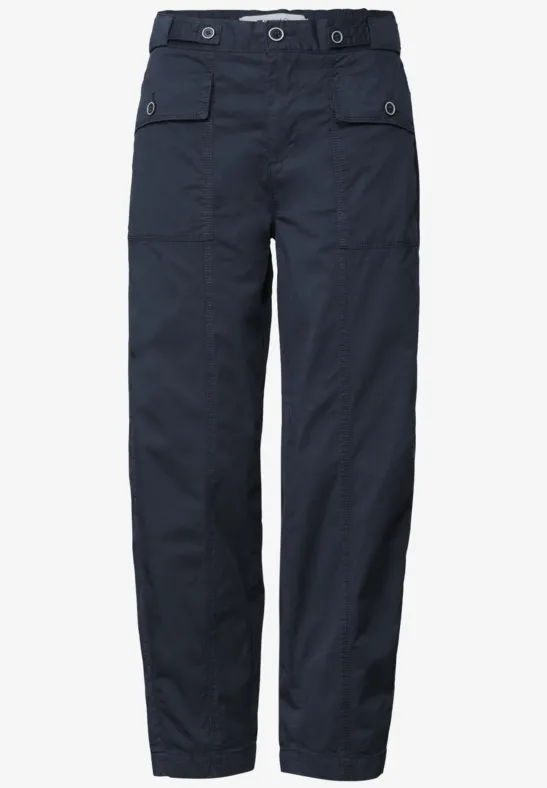 Dunkelblaue gerade geschnittene Hose mit seitlichen Klappentaschen und Gürtelösen.