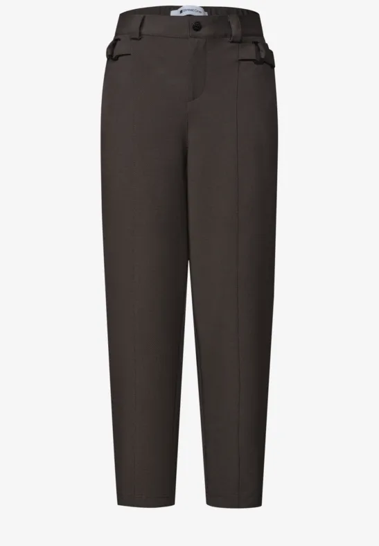 Hoch taillierte, braune Stoffhose mit Bügelfalten, seitlichen Eingrifftaschen und verengtem Beinabschluss.