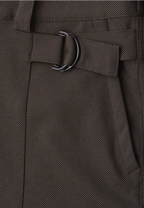 Nahaufnahme einer dunkelbraunen Hose mit D-Ring-Gürtel und seitlicher Tasche