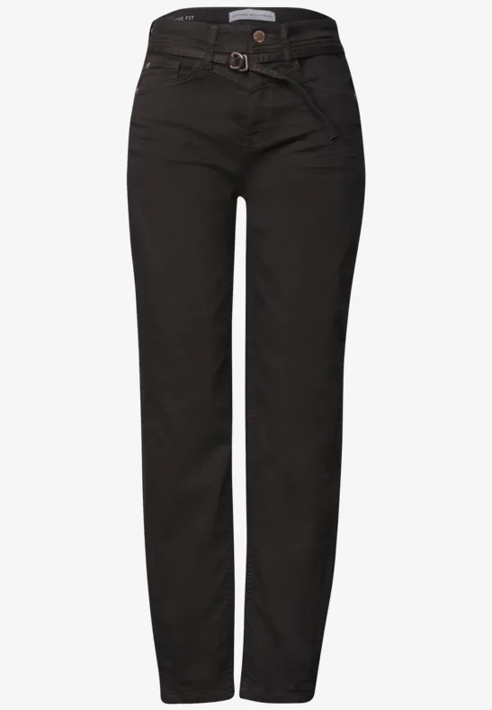 Schwarze Damenhose aus Denim mit schmalem Schnitt und Taillengürtel.