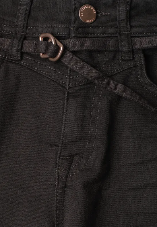 Schwarze Jeans mit hohem Bund, auffälliger Metallschnalle und schmalem Ziergürtel