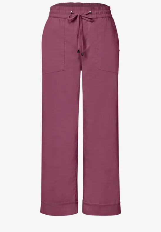 Lila Bundhose mit weitem Bein, Kordelzug und aufgesetzten Taschen.