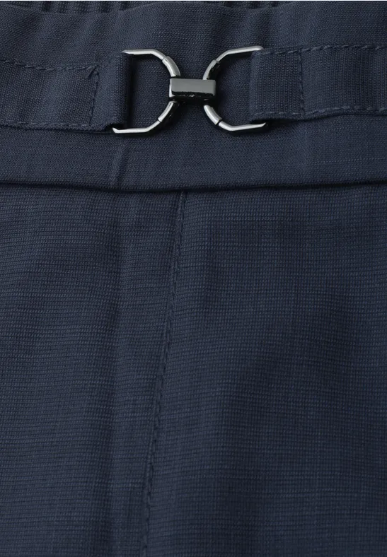 Detailaufnahme eines dunkelblauen Stoffes mit silbernem Schnallenverschluss