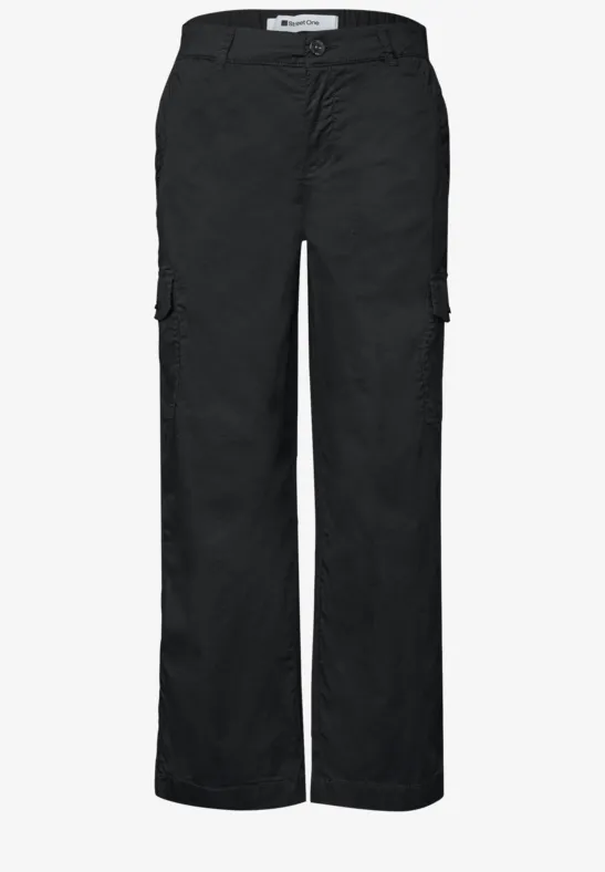 Schwarze Cargohose mit geradem Schnitt und seitlichen Taschen