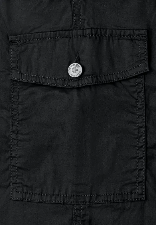 Schwarze Stofftasche mit Klappe und silbernem Knopf.