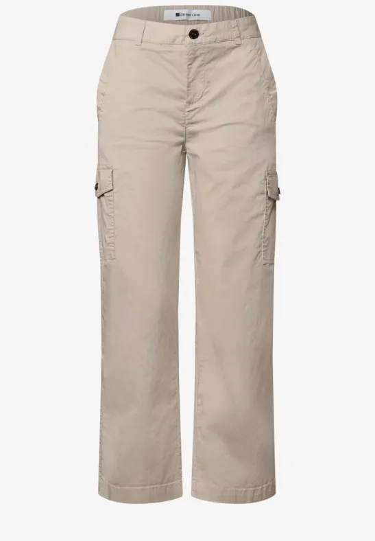 Helle beigefarbene Cargo-Hose mit geradem Schnitt und seitlichen aufgesetzten Taschen.