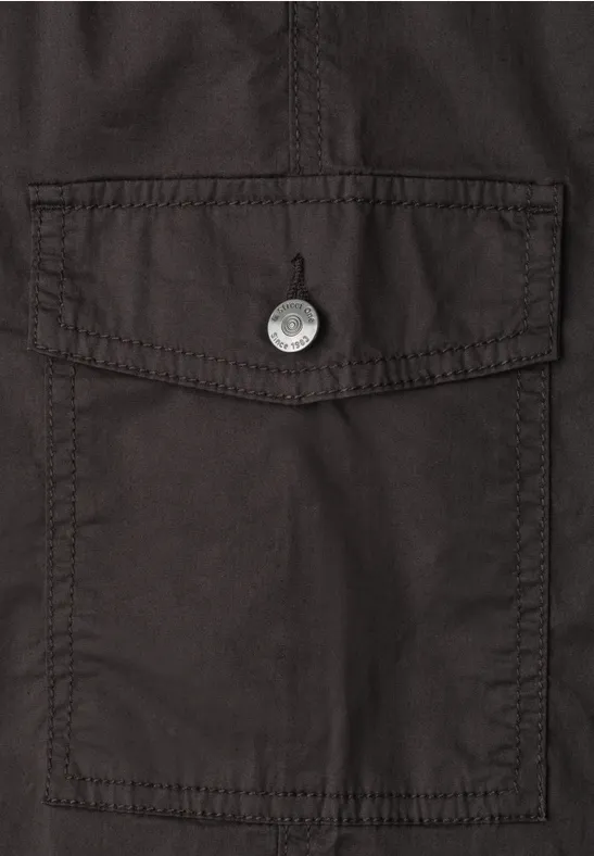 Zwarte stoffen zak met hoekig klepje, zichtbare stiksels en zilverkleurige drukknop.
