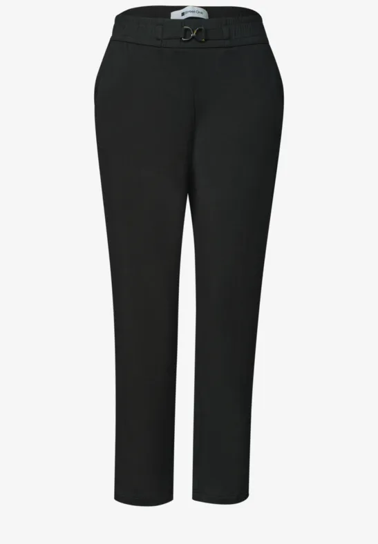 Schwarze, taillierte Hose mit Gürtelbund und leicht schmal zulaufendem Bein.