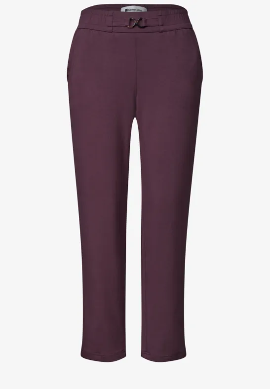 Bordeauxrote Hose mit Bügelfalte, schmalem Gürtel und geradem Schnitt, knöchellang.