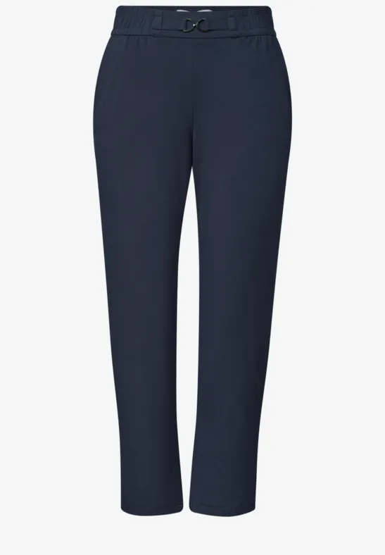 Marineblaue, elegante Damen-Hose mit geradem Schnitt und schmalen Beinen.