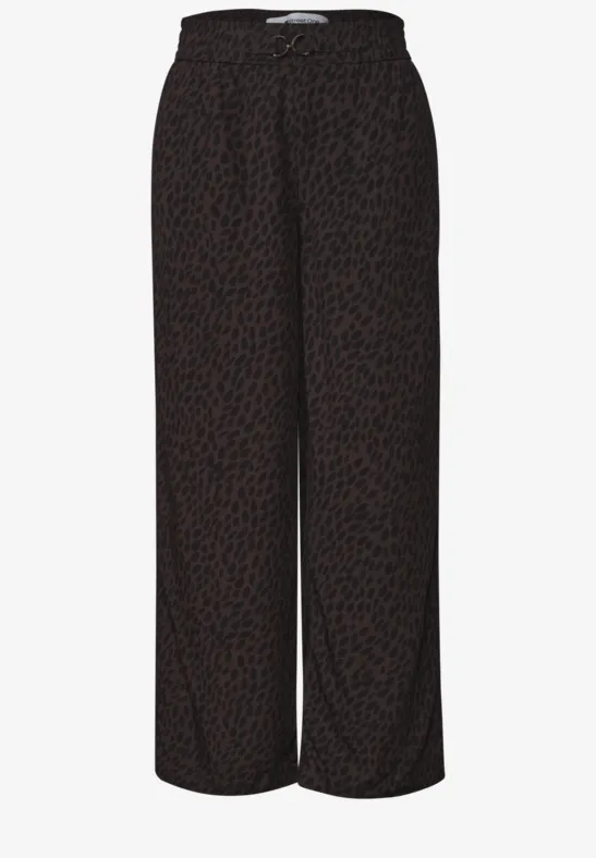 Schwarze, lockere Hose mit feinem, braunen Muster.