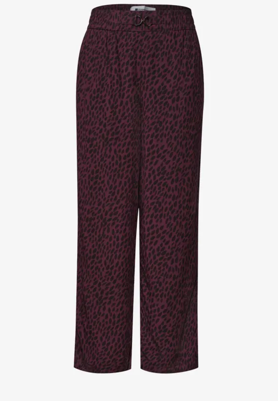 Locker geschnittene weinrote Hose mit schwarzem Leoprint und elastischem Bund.