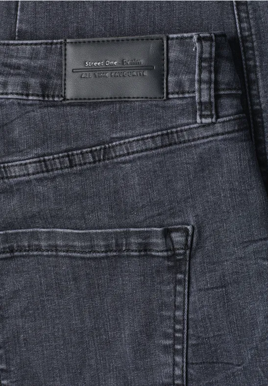 Dunkle Jeans in Nahaufnahme, Rückentasche mit Label