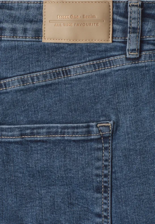 Nahaufnahme einer blauen Jeans mit Gesäßtasche und Lederetikett.