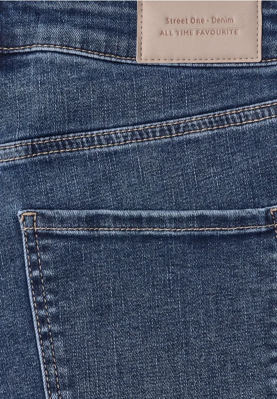 Nahaufnahme von blauen Jeans mit Gesäßtasche und Lederetikett am Bund.