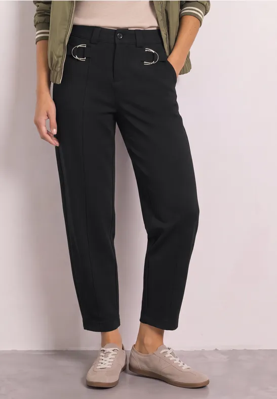 Schwarze, locker geschnittene Hose mit hohem Bund und verstellbaren Schnallen an den Hüften, knöchellang.