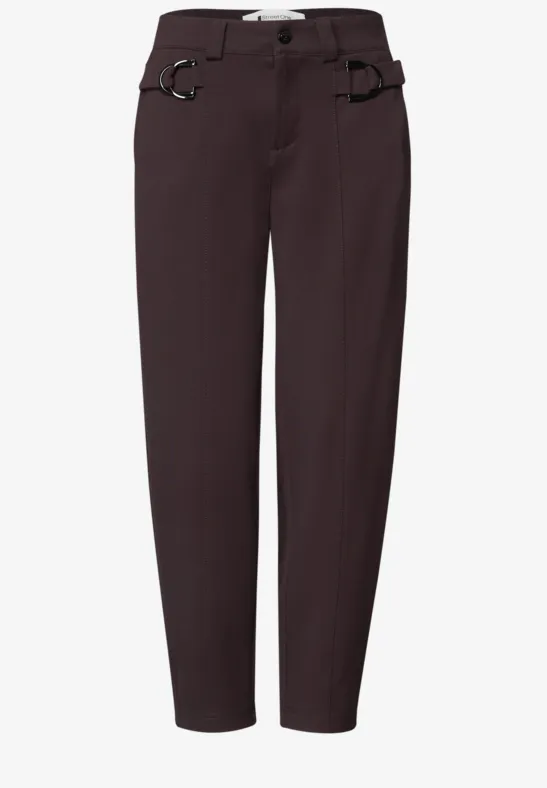 Schlanke, kastanienbraune Hose mit Gürtel, seitlichen Taschen und Reißverschluss – lässig und modern.
