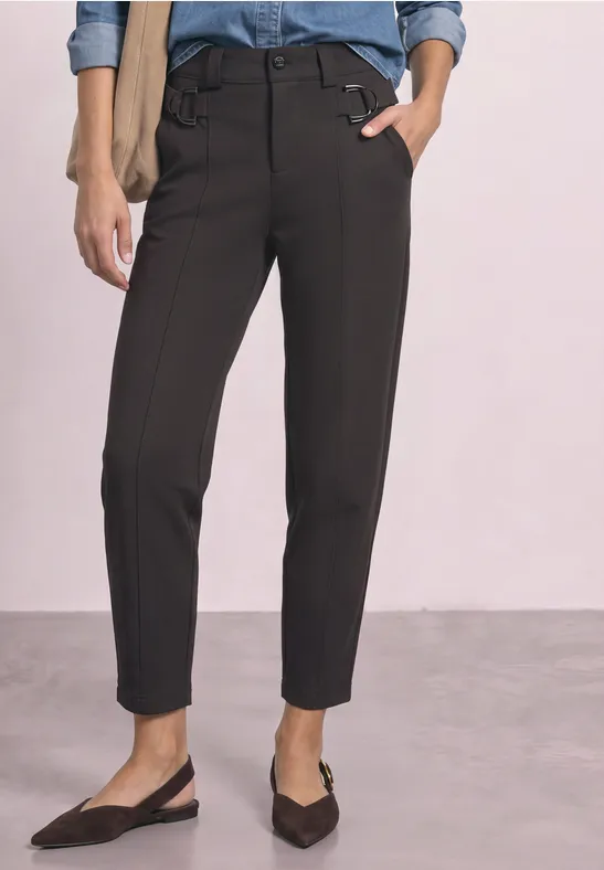 Schwarze, schmal geschnittene Ankle-Hose mit hohem Bund, kombiniert mit flachen Slingback-Pumps.